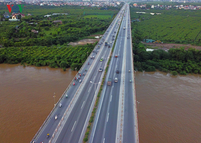 Vào năm 2007, cầu Thanh Trì chính thức thông xe và đi vào sử dụng. Đây là một trong những cây cầu bê tông cốt thép dự ứng lực dài và rộng nhất Việt Nam. Thêm nữa, cầu Thanh Trì là công trình cầu được thi công với nhiều ứng dụng công nghệ mới. Cây cầu này có 6 làn xe chạy, trong đó 4 làn cao tốc cho phép chạy 80 km/h.