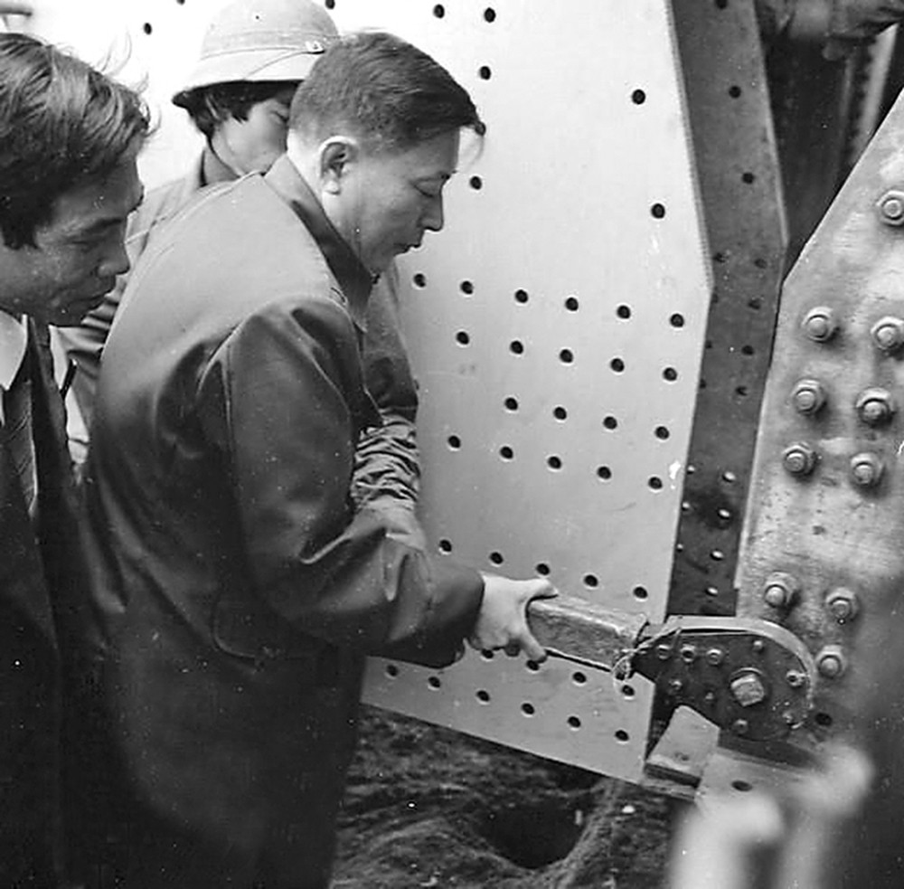 Cây cầu có chiều dài 1.230m, gồm 21 nhịp, chia làm 4 làn xe chạy hai chiều, mỗi bên rộng 5m. Ảnh: Bộ trưởng Bộ GTVT Đồng Sỹ Nguyên xiết bulông tượng trưng tại Lễ nối liền dầm cầu Chương Dương (Hà Nội), ngày 17/2/1985 - Ảnh: TTXVN