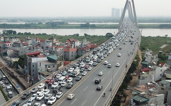 Bên cạnh cầu Chương Dương, Hà Nội còn 6 cây cầu huyết mạch khác. Trong số này có cầu Nhật Tân. Đây là cầu dây văng đầu tiên của Hà Nội được hoàn thành vào tháng 1/2015. Cầu có tổng chiều dài gồm đường dẫn là 8.900m, phần chính cầu dài 1.500m, 6 nhịp dây văng và 5 trụ tháp hình thoi.