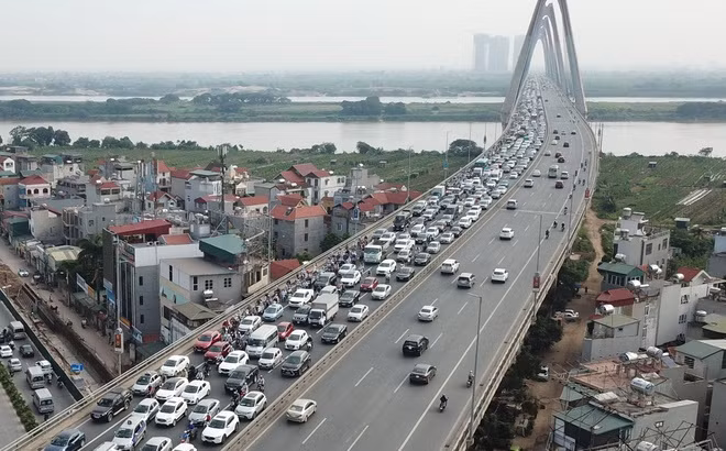 Bên cạnh cầu Chương Dương, Hà Nội còn 6 cây cầu huyết mạch khác. Trong số này có cầu Nhật Tân. Đây là cầu dây văng đầu tiên của Hà Nội được hoàn thành vào tháng 1/2015. Cầu có tổng chiều dài gồm đường dẫn là 8.900m, phần chính cầu dài 1.500m, 6 nhịp dây văng và 5 trụ tháp hình thoi.