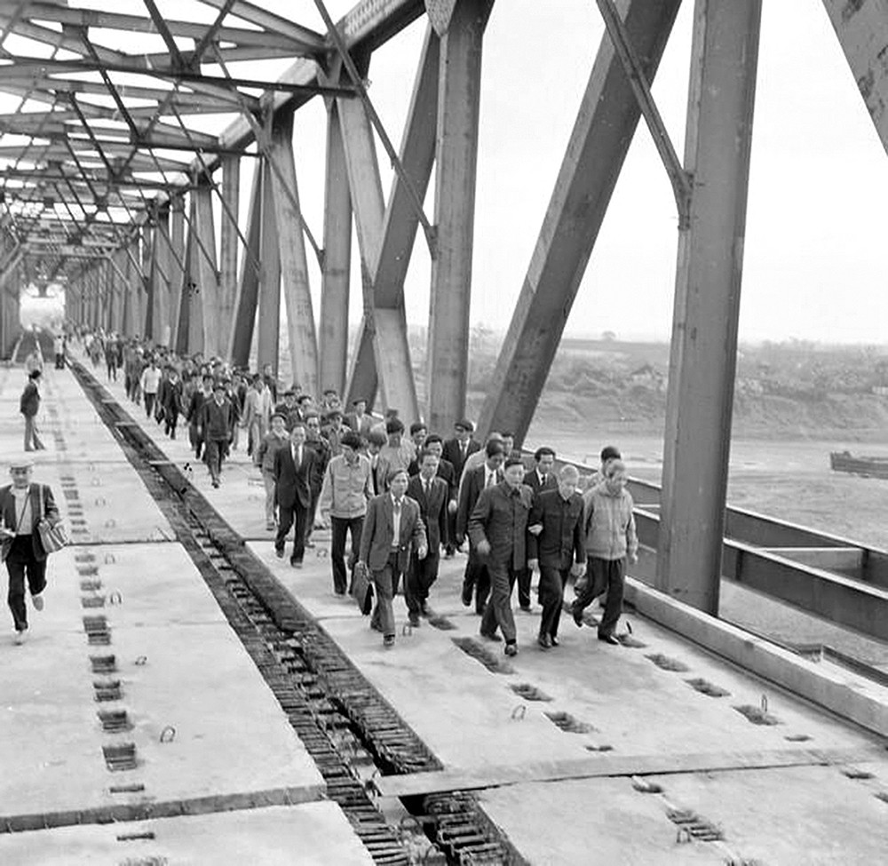  Cầu Chương Dương là một trong 7 cây cầu huyết mạch ở Thủ đô Hà Nội. Mới đây, Ban duy tu thuộc Sở Giao thông Vận tải Hà Nội kiến nghị sửa chữa cầu Chương Dương nhằm kéo dài thời gian sử dụng cầu và bảo đảm an toàn giao thông.