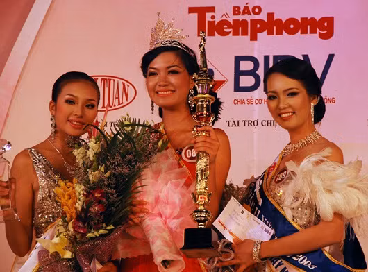 A hau Thuy Van: Tu nguoi dep ung xu toi BTV truyen hinh sac sao