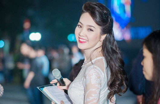 Cô chinh phục khán giả bằng lối dẫn nhẹ nhàng đầy duyên dáng cùng khí chất tự tin, thông minh.