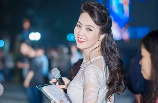 Cô chinh phục khán giả bằng lối dẫn nhẹ nhàng đầy duyên dáng cùng khí chất tự tin, thông minh.