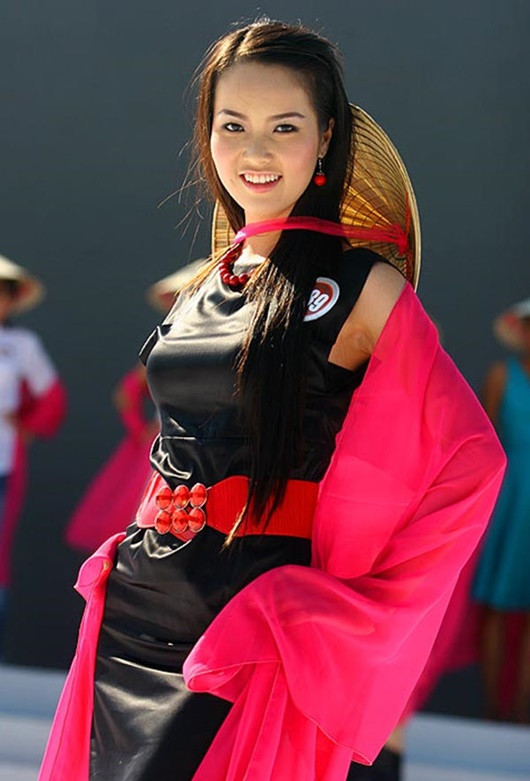 Trước đó, cô tham gia và đoạt danh hiệu Á khôi cuộc thi "Hoa hậu học đường toàn quốc" năm 2003 được tổ chức tại Hải Phòng và giành giải Hoa khôi đại học Ngoại thương 2006.