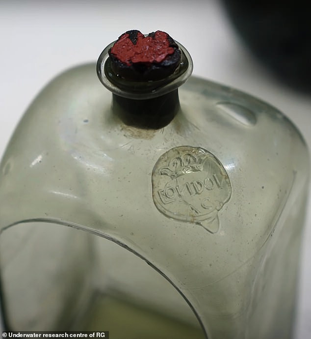 Một số chai rượu khiến các chuyên gia chú ý bởi có con dấu khắc chữ "London".