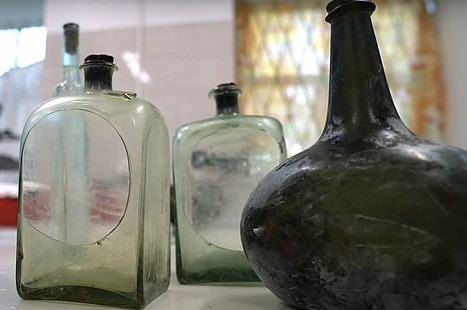 Ngoài rượu, các chuyên gia còn tìm thấy một số chai nhỏ hơn được cho là chứa nước hoa.