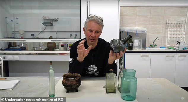 Nhà khảo cổ học Roman Prokhorov thuộc Hiệp hội Địa lý Nga cho hay những chai rượu mới được tìm thấy vô cùng thú vị.