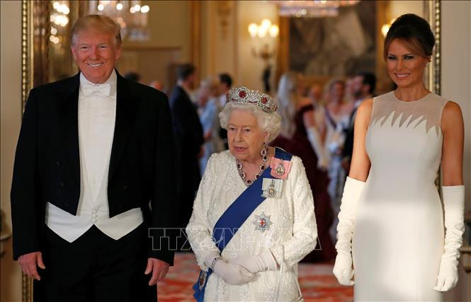 Kể từ khi trở thành người đứng đầu Hoàng gia Anh đến nay, Nữ hoàng Elizabeth II sống qua thời của hàng loạt nguyên thủ nổi tiếng thế giới như: nhà lãnh đạo Liên Xô Joseph Stalin, Tổng thống Pháp Charles de Gaulle, Tổng thống Mỹ John F. Kennedy, Bill Clinton, Nelson Mandela, Fidel Castro…