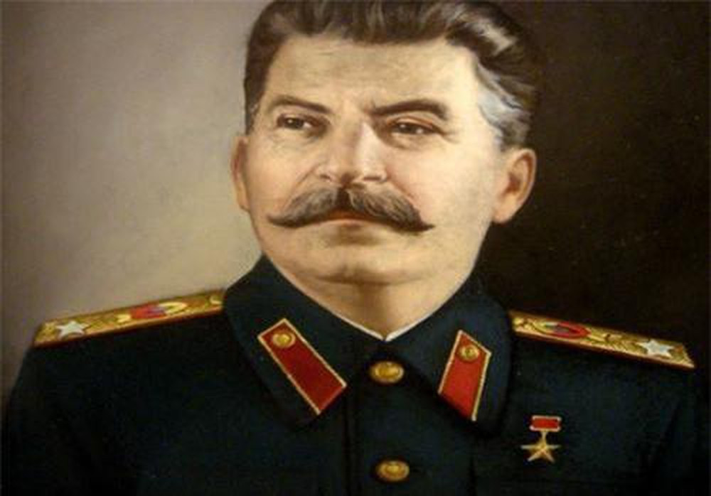 Chính quyền Hitler dựng lên màn kịch bắt được con trai của nhà lãnh đạo Stalin để gây sức ép với Liên Xô nhằm đưa ra đòi hỏi vô lý thả thống chế Friedrich Paulus của Đức.