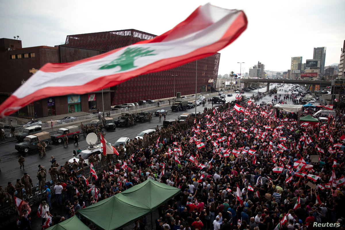 Tuy nhiên, động thái này cũng khiến Li Băng đối mặt với các lệnh trừng phạt gây ảnh hưởng tới nguồn tài chính của Li Băng. Không những vậy, cuộc xung đột tại Syria còn lan sang Li Băng. Tác động lớn nhất của sự kiện này là khoảng 1,5 triệu người tị nạn sang Li Băng. Điều này khiến Li Băng đối mặt với nhiều khó khăn hơn.