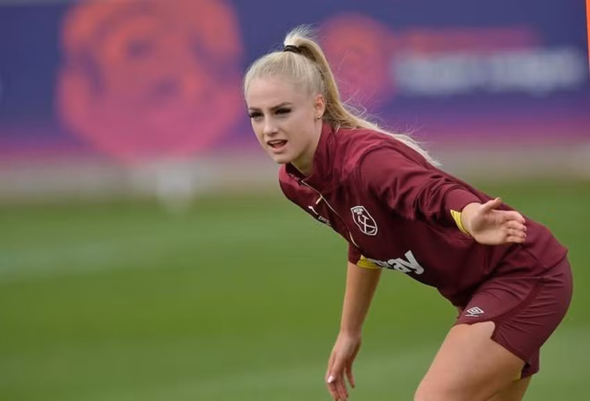 Cầu thủ West Ham là gương mặt đại diện cho hàng chục nhãn hàng mỹ phẩm cũng như thể thao nhờ sở hữu gương mặt khả ái cùng thân hình quyến rũ như người mẫu.