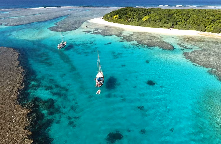 Tonga. Tonga là một quốc gia nhỏ bé nằm ở Nam Thái Bình Dương. Đế quốc Anh từng đưa hải quân đến hòn đảo, tuyên bố vùng đất này là lãnh thổ bảo hộ của Anh. Tonga trên danh nghĩa vẫn thuộc quyền bảo hộ của Anh cho đến khi chính thức độc lập vào năm 1970. Các học giả sau này đánh giá Tonga chưa bao giờ là thuộc địa Anh, dù về danh nghĩa đã phải đánh đổi chủ quyền. Thuyền trưởng James Cook, nhà thám hiểm người Anh, là người đầu tiên phát hiện Tonga vào năm 1773. Ngày nay, trên đảo có một tấm biển đánh dấu nơi vua Tonga từng gặp người Anh năm 1777.