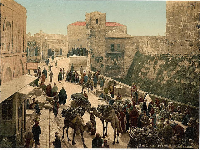 Một khu chợ bày bán nhiều loại nông sản tấp nập người bán kẻ mua ở Jerusalem.