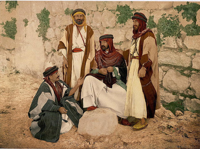 Bốn người đàn ông Syria tụ tập trò chuyện với nhau.