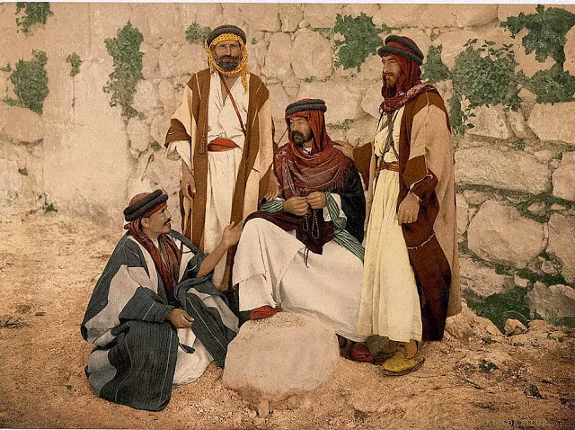 Bốn người đàn ông Syria tụ tập trò chuyện với nhau.