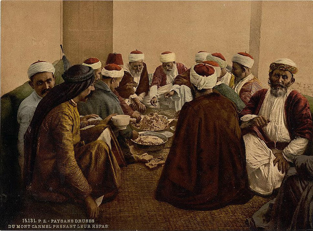 Li Băng là một quốc gia ở Trung Đông. Những bức ảnh chụp cuộc sống thanh bình ở Li Băng hồi đầu thế kỷ 20 nhận được sự quan tâm lớn của công chúng. Trong ảnh là một nhóm nam giới ở Li Băng cùng dùng bữa.