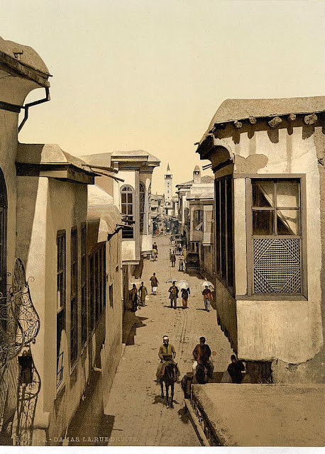 Ngoài Li Băng, nhiếp ảnh gia chụp ảnh cuộc sống của người dân ở một số nước khác tại Trung Đông. Trong ảnh là một con đường náo nhiệt ở Damascus, Syria đầu thế kỷ 20.