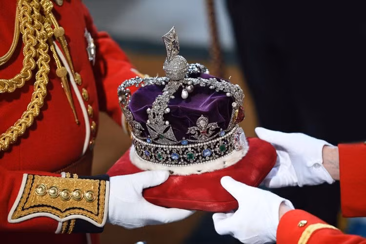 Trong số này có việc Vua Humayun sống vào thế kỷ 18 từng sở hữu viên kim cương Koh-i-Noor gặp không ít chuyện tồi tệ. Vì vậy, ông tặng nó cho người khác.