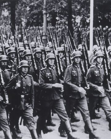 Những lính Đức quốc xã được cho là cảm thấy xấu hổ đến chết nếu như bị quân Đồng minh bắt giữ và tìm thấy "búp bê tình yêu" trong đống đồ đạc. Vì vậy, hầu như không có binh lính nào muốn mang theo món đồ này. Mời độc giả xem video: Tiếp tục truy tìm tội phạm chiến tranh thời phát xít Đức. Nguồn: VTC14.