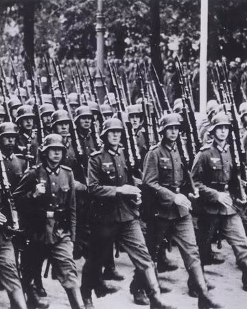 Những lính Đức quốc xã được cho là cảm thấy xấu hổ đến chết nếu như bị quân Đồng minh bắt giữ và tìm thấy "búp bê tình yêu" trong đống đồ đạc. Vì vậy, hầu như không có binh lính nào muốn mang theo món đồ này. Mời độc giả xem video: Tiếp tục truy tìm tội phạm chiến tranh thời phát xít Đức. Nguồn: VTC14.