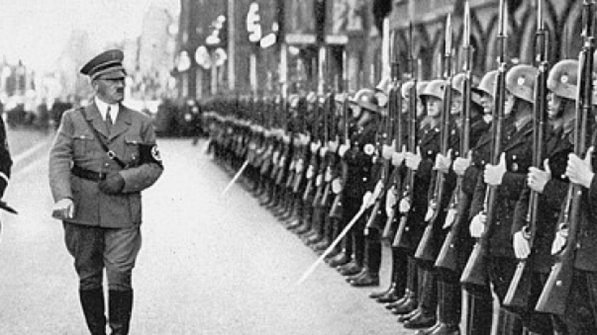 Sau khi Chiến tranh thế giới 2 nổ ra, quân đội Đức quốc xã liên tiếp mở các cuộc xâm lược ở Ba Lan, Pháp... khiến chính quyền trùm phát xít Hitler đối mặt với thách thức lớn.