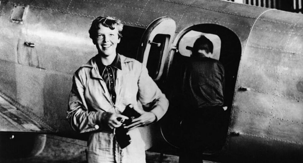 Vào ngày 2/7/1937, nữ phi công người Mỹ Amelia Earhart biến mất bí ẩn khi thực hiện chuyến hành trình vòng quanh thế giới. Khi ấy, bà lái máy bay Lockheed Electra cùng với người hoa tiêu là Fred Noonan.