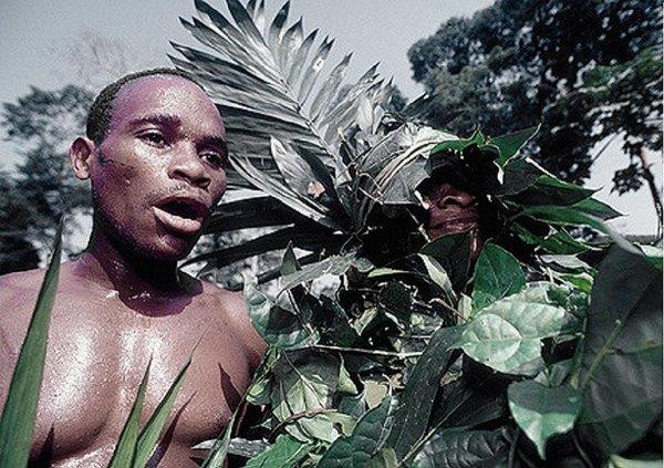 Trong suốt 1 năm đầu sau khi chào đời, vợ chồng người Aka sẽ luôn ở bên con và dành nhiều tình thương yêu cho đứa trẻ.