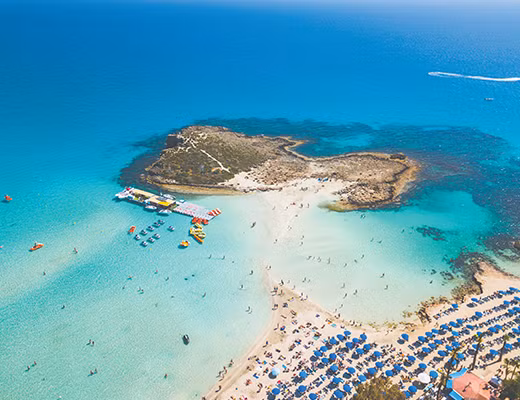 Tiếp đến, người nước ngoài phải lựa chọn thêm một trong các phương án đầu tư như: Đầu tư ít nhất 2 triệu Euro (2,35 triệu USD) vào bất động sản; doanh nghiệp hoặc trái phiếu, chứng khoán, chứng khoán nợ của doanh nghiệp có trụ sở tại đảo Síp.