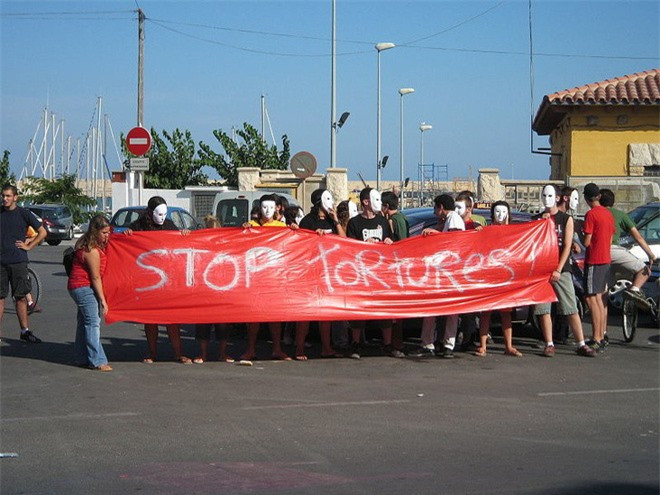 Hầu hết những người đến xem đấu bò là các du khách. Và ở thời điểm hiện tại, áp lực từ các nhà hoạt động đã khiến nhiều thành phố ra lệnh cấm tổ chức đấu bò.