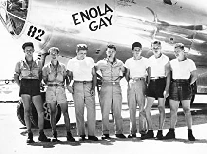 Máy bay thả quả bom nguyên tử đầu tiên trong lịch sử loài người xuống Hiroshima là Boeing B-29 Superfortress mang tên Enola Gay. Người chỉ huy máy bay Enola Gay là phi công Paul Tibbets với phi hành đoàn 10 người.
