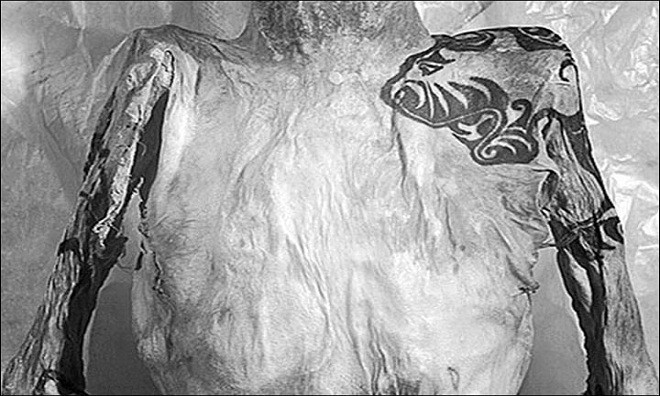 Các chuyên gia phát hiện nhiều hình xăm trên xác ướp. Trong đó, thi hài người đàn ông có hình xăm hình con hổ và con ngựa lần lượt trên vai trái và vai phải. Trên chân của người đàn ông có hình xăm một động vật có móng guốc.