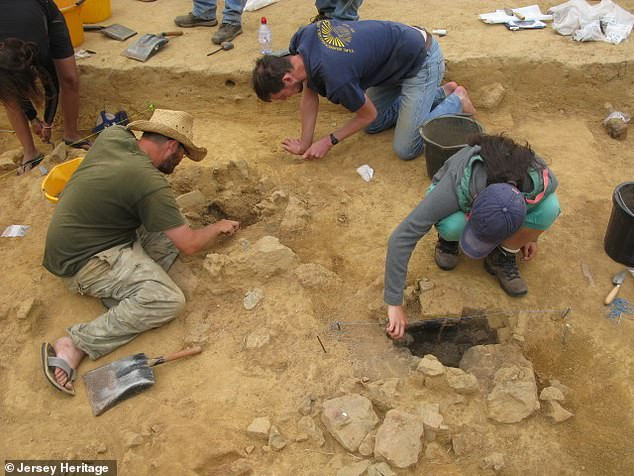 Theo các chuyên gia, trên những phiến đá cổ trên có khắc các biểu tượng.