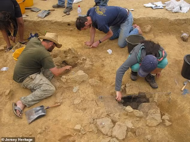 Theo các chuyên gia, trên những phiến đá cổ trên có khắc các biểu tượng.