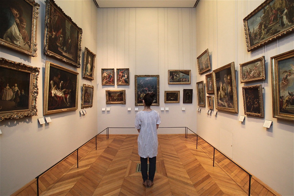 Vì vậy, một số người cho rằng, bảo tàng Louvre là nơi bị "ma ám" nên gây ra những chuyện bí ẩn cho du khách "yếu tim".