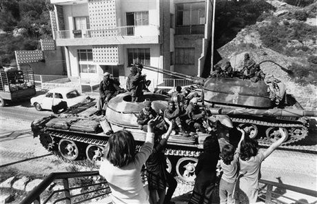 Trong khi đó, nghị quyết 1559 được Hội đồng Bảo an Liên Hợp Quốc thông qua năm 2004 kêu gọi Syria rút toàn bộ binh lính và các nhân viên tình báo ra khỏi Li Băng.