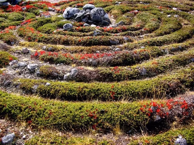 Một số giả thuyết được đưa ra để lý giải những bí ẩn về các mê cung bằng đá. Theo đó, một quan điểm cho rằng, các “vavilons” được người xưa tạo nên với mục đích làm bẫy đánh cá.