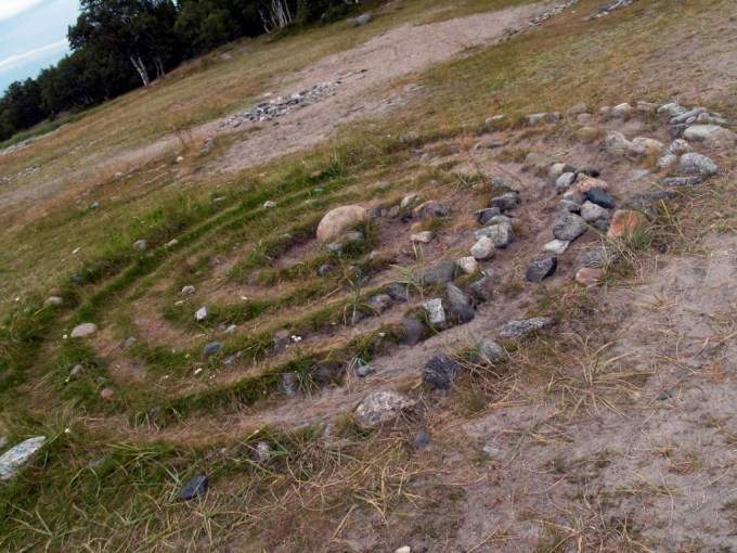 Người dân địa phương gọi những mê cung bằng đá này là các “vavilons” hay "Babylons". Theo các chuyên gia, chúng có niên đại khoảng 5.000 tuổi.