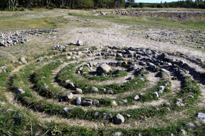 Khi nước biển tràn vào bờ, đàn cá sẽ bơi vào theo và mắc kẹt trong các mê cung. Từ đó, ngư dân dễ dàng bắt được một lượng cá lớn.