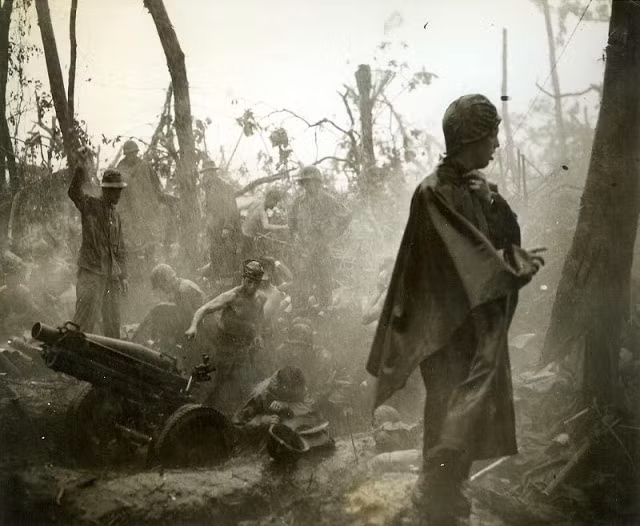 Binh sĩ làm nhiệm vụ trong những ngày mưa gió.