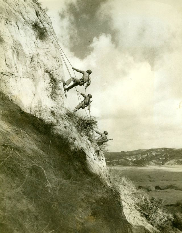 Thủy quân lục chiến Mỹ chiến đấu tại một khu vực có địa hình hiểm trở.