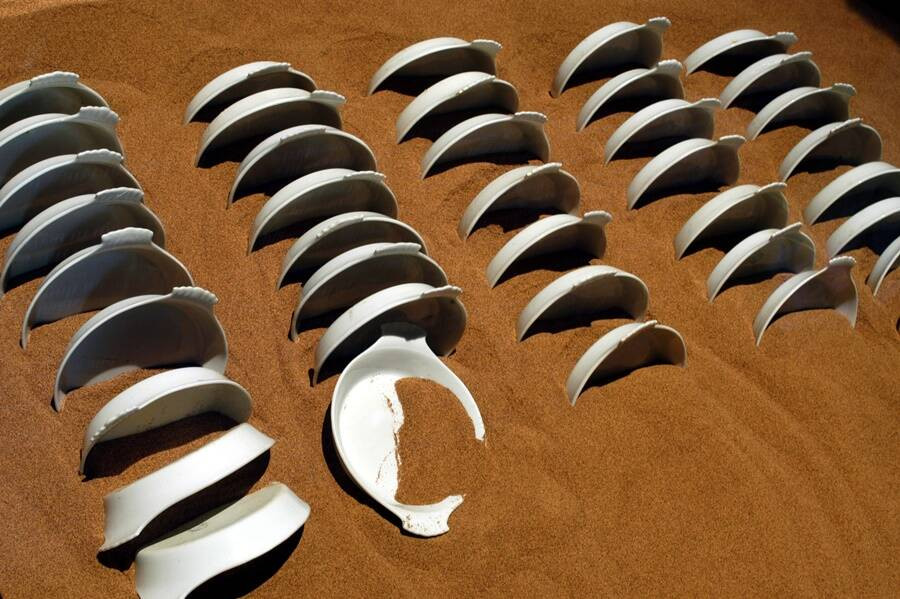 Nhiều chiếc bát được tìm thấy trong tình trạng khá nguyên vẹn bên trong xác tàu Titanic.