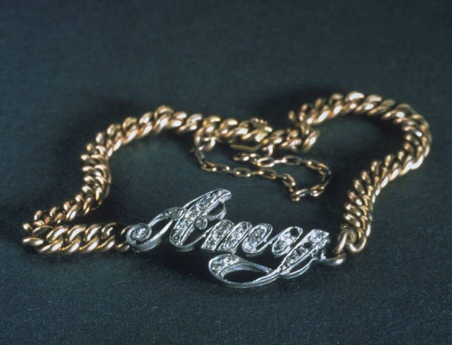 Một vòng tay nam có dòng chữ "Amy" được trục vớt trong cuộc khai quật các hiện vật tại xác tàu Titanic.