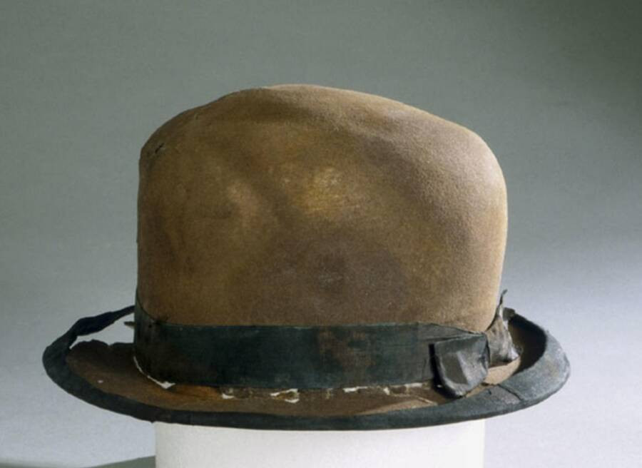 Được trục vớt từ vùng biển Bắc Đại Tây Dương, chiếc mũ này thuộc về một hành khách trên tàu Titanic.