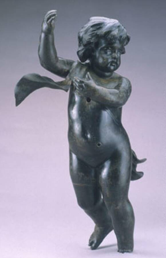 Đây là bức tượng được dùng để trang trí tại cầu thang lớn của tàu Titanic.