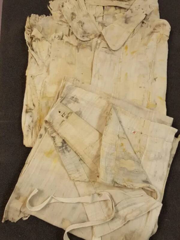 Đây là bộ đồ ngủ trong một vali trên tàu Titanic được đưa từ đáy biển lên.