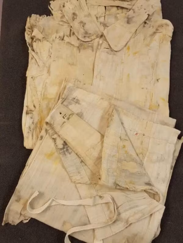 Đây là bộ đồ ngủ trong một vali trên tàu Titanic được đưa từ đáy biển lên.