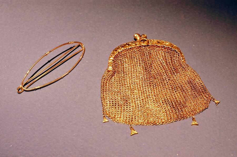 Ví và kẹp tóc của một nữ hành khách được tìm thấy bên trong xác tàu Titanic.