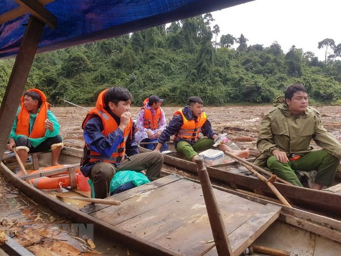 Lực lượng tìm kiếm tổ chức hội ý ngay trên lòng hồ. (Ảnh: Trần Tĩnh/TTXVN)