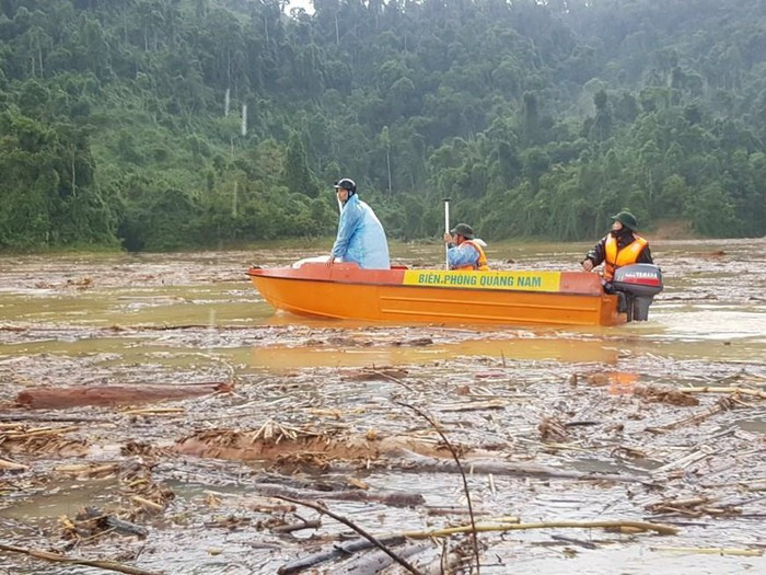 Lực lượng tìm kiếm triển khai tìm kiếm trên lòng sông Tranh 2. (Ảnh: Trần Tĩnh/TTXVN)